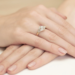 Ażurowy pierścionek z Brylantami 0,19ct ze złota próby 585. W-0412